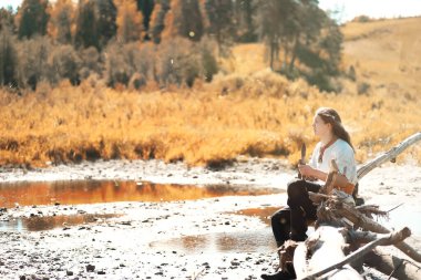 Etnik kıyafetli bir adam İskandinav köylüsüdür.