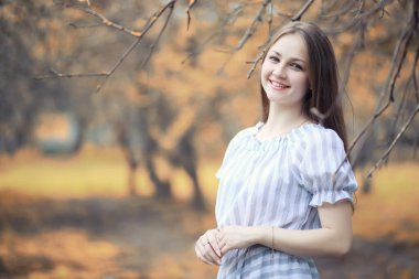 Genç bir kız sonbahar partisinde yürüyüşe çıktı.