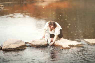 Etnik kıyafetli bir adam İskandinav köylüsüdür.