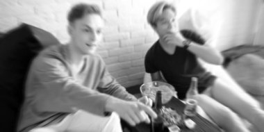 arka plan futbol taraftarları maçı izlemek ve kapalı bira içmek