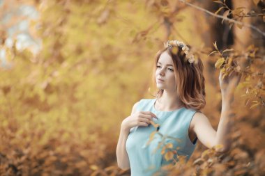 Genç bir kız sonbahar partisinde yürüyüşe çıktı.