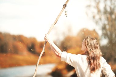 Etnik kıyafetli bir adam İskandinav köylüsüdür.