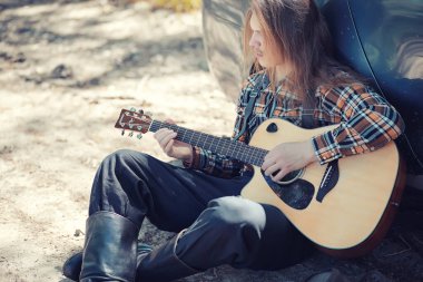 Sonbaharda tarlada şapkalı bir kovboy.