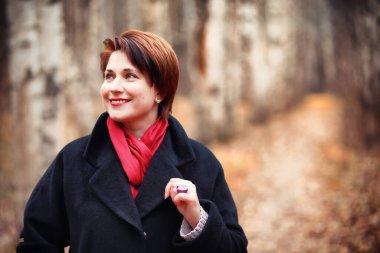 Güz parkında yürüyen güzel bir kadın 