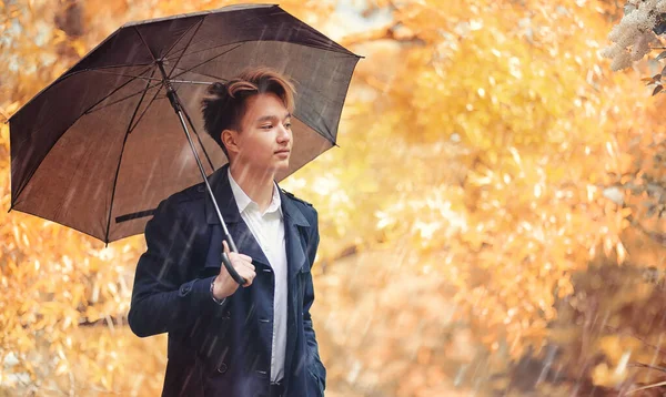 Herbstpark Bei Regenwetter Und Ein Junger Mann Mit Regenschirm — Stockfoto