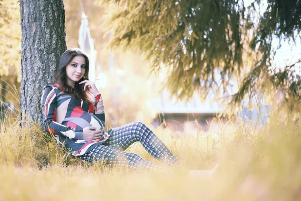 Terhes Lány Egy Ruha Természetben Falon — Stock Fotó