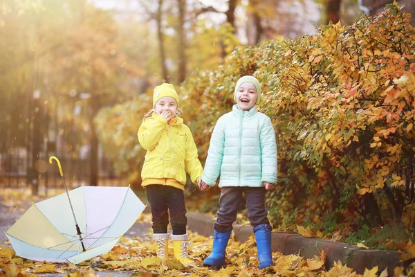 Los Niños Caminan Parque Otoño Fal — Foto de Stock