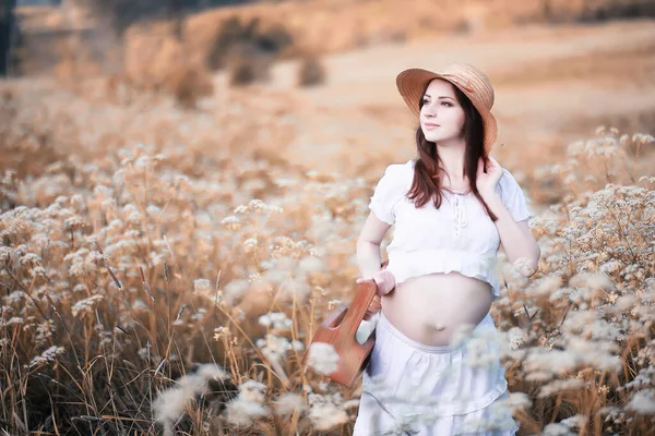 Těhotná Žena Přírodě Procházku Podzim — Stock fotografie