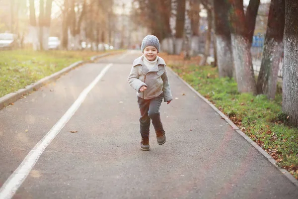 Çocuklar Sonbahar Parkında Sonbaharda Yürürler — Stok fotoğraf