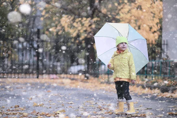 Passeggiata Dei Bambini Nel Parco Con Prima Neve — Foto Stock