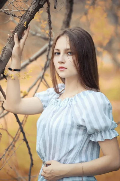 秋のパーの散歩に若い女の子 — ストック写真