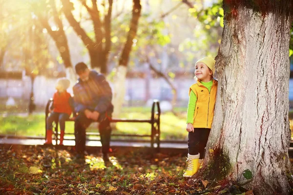 Gyerekek Nagyapával Sétálni Őszi Parkban — Stock Fotó