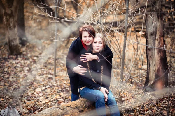 Menina Adolescente Com Mãe Andando Parque Outono — Fotografia de Stock