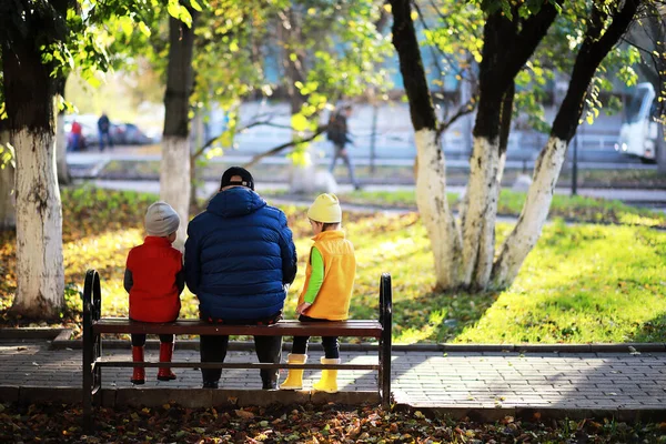 Kinder Mit Opa Beim Spaziergang Herbstpark — Stockfoto