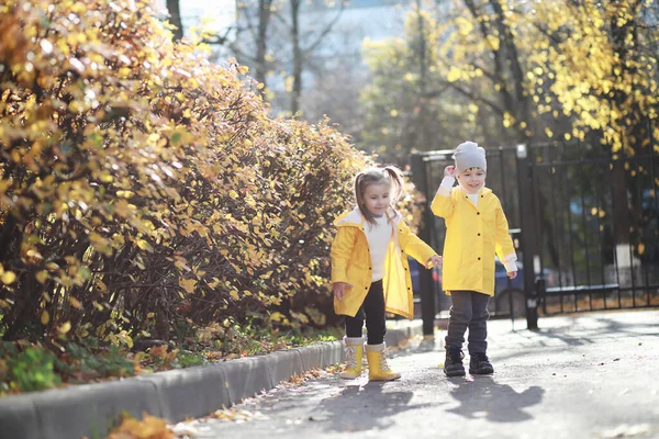 Los Niños Caminan Parque Otoño Fal — Foto de Stock