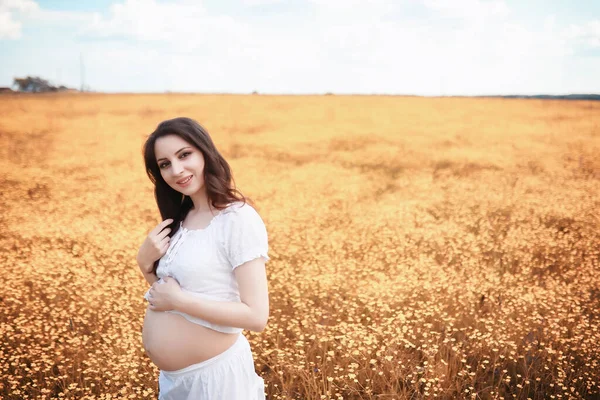 Έγκυος Γυναίκα Στη Φύση Για Μια Βόλτα Φθινόπωρο — Φωτογραφία Αρχείου