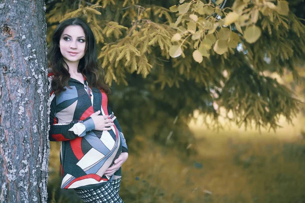 Gravid Flicka Klänning Naturen Brunn — Stockfoto