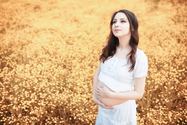 秋の散歩のための自然妊娠中の女性 — ストック写真