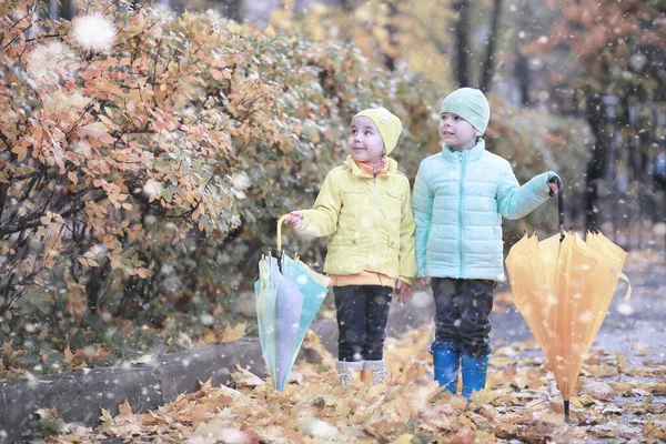 Les Enfants Marchent Dans Parc Avec Première Neige — Photo