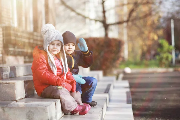 Los Niños Caminan Parque Otoño Fal — Foto de Stock