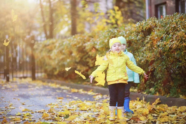 Crianças Caminham Parque Outono Fal — Fotografia de Stock