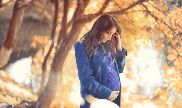 Donna Incinta Una Passeggiata Nel Parco — Foto Stock