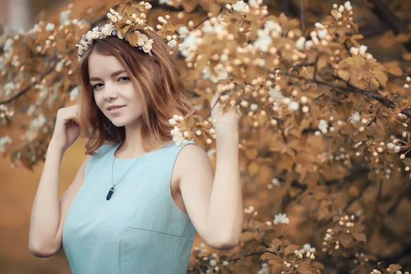 Jeune Fille Sur Une Promenade Automne Par — Photo