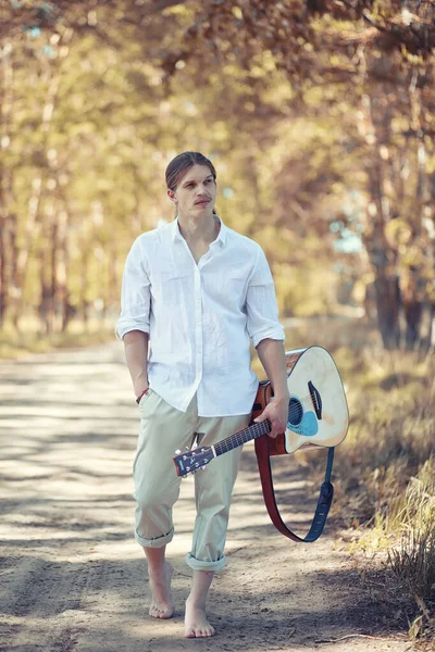 Homem Com Uma Guitarra Dia Verão Livre — Fotografia de Stock