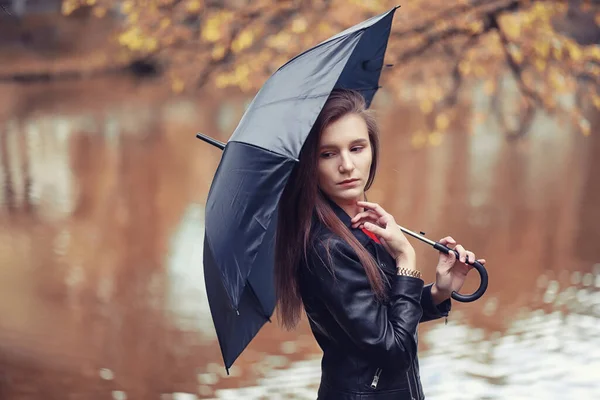 Jeune Fille Automne Dans Temps Pluvieux — Photo