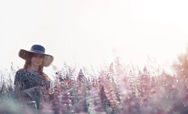 Ragazza Incinta Campo Con Lupini Una Draga — Foto Stock