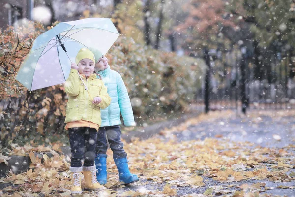 Les Enfants Marchent Dans Parc Avec Première Neige — Photo