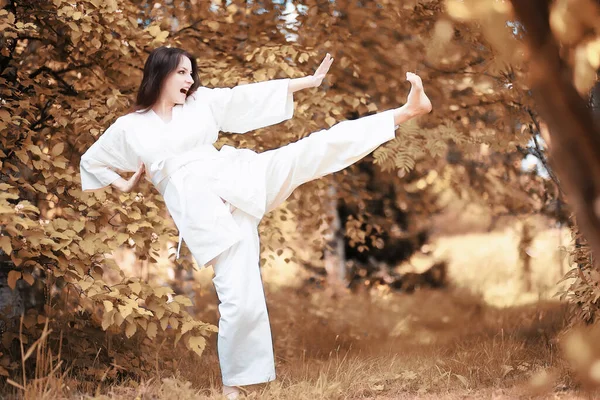 Mujer Embarazada Haciendo Ejercicio Yoga Otoño — Foto de Stock