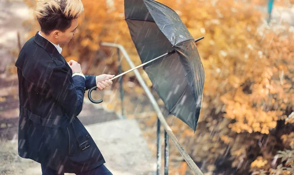 Herbstpark Bei Regenwetter Und Ein Junger Mann Mit Regenschirm — Stockfoto