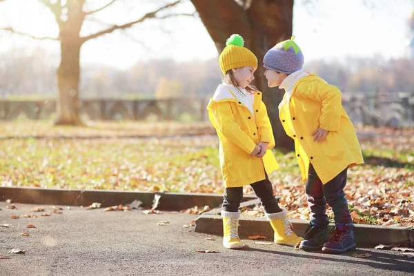 孩子们在秋天的公园里散步 — 图库照片