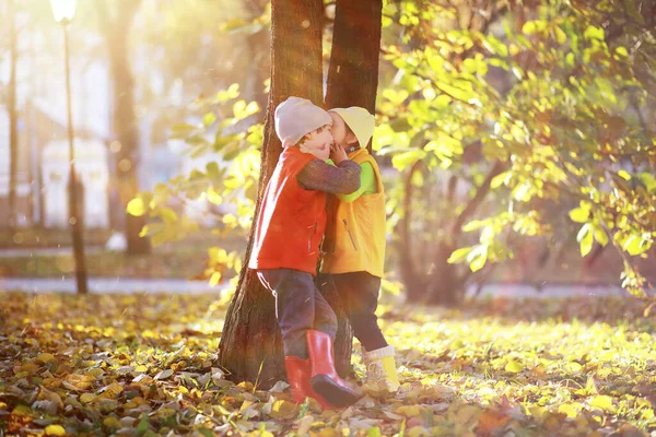 Çocuklar Sonbahar Parkında Sonbaharda Yürürler — Stok fotoğraf