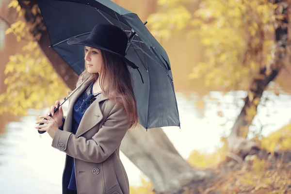 Fiatal Lány Kabátban Őszi Parkban — Stock Fotó