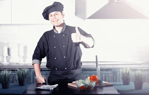 Homem Cozinheiro Preparando Comida Mesa Cozinha Vegetais — Fotografia de Stock