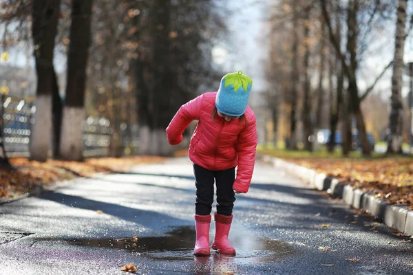 Діти Гуляють Осінньому Парку Фоні — стокове фото
