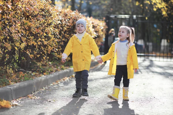 Los Niños Caminan Parque Otoño Fal — Foto de Stock