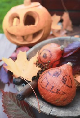 Sonbahar gelenekleri ve Cadılar Bayramı hazırlıkları. Doğada bir ev, masada balkabağından yapılmış bir lamba kesilir..