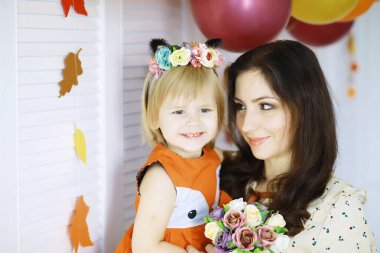 Mutlu çocuk grupları eğlenin ve anaokulunda öğretmenle oynayın.