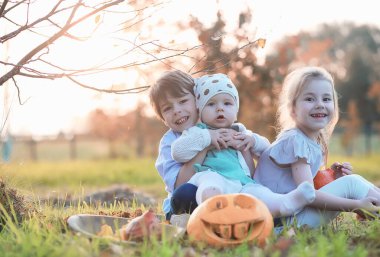 Sonbahar gelenekleri ve Cadılar Bayramı hazırlıkları. Doğada bir ev, masada balkabağından yapılmış bir lamba kesilir..