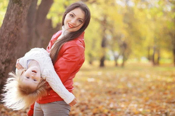 Giovane Famiglia Una Passeggiata Nel Parco Autunnale Nella Giornata Sole — Foto Stock