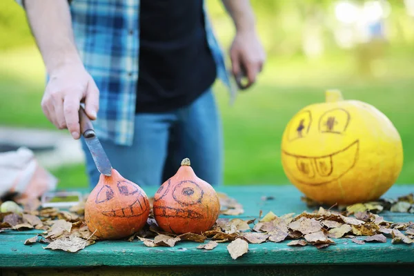 Őszi Hagyományok Előkészületek Ünnep Halloween Egy Házat Természetben Egy Sütőtökből — Stock Fotó