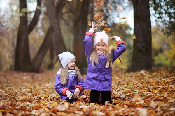 Junge Familie Bei Einem Spaziergang Herbstpark Einem Sonnigen Tag Das — Stockfoto