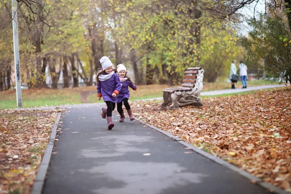 Jeune Famille Promenade Dans Parc Automne Par Une Journée Ensoleillée — Photo