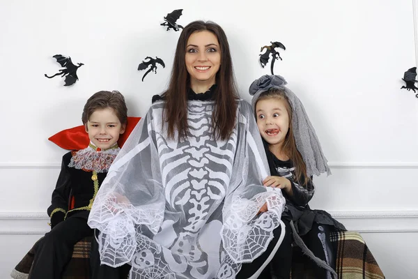 Familia Feliz Con Los Niños Trajes Bruja Vampiro Una Casa —  Fotos de Stock