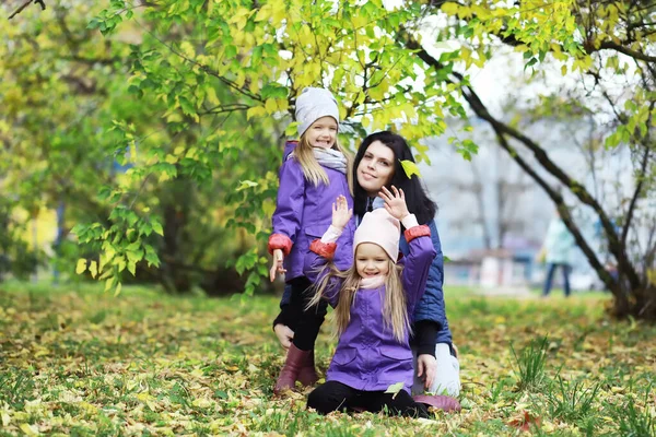 Gyerekek Sétálni Őszi Parkban Levél Hullik Parkba Család Bukj Boldogság — Stock Fotó