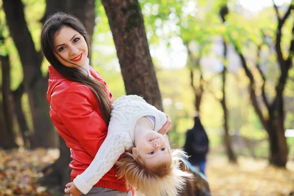 Діти Прогулянку Осінньому Парку Лист Падає Парку Сім Падіння Щастя — стокове фото