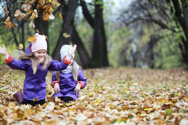 Děti Procházku Podzimním Parku Listy Padají Parku Rodina Podzim Štěstí — Stock fotografie